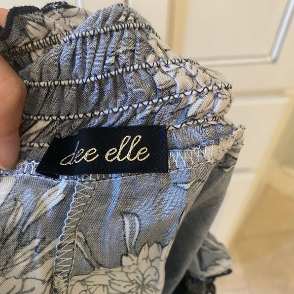 Dee Elle off the shoulder top. Small. - Picture 4 of 4